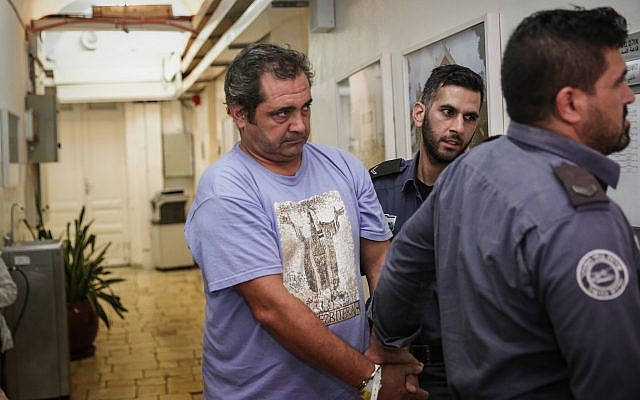 Le journaliste espagnol Julio de la Guardia, soupçonné d'être impliqué dans un délit de fuit mortel à Jérusalem, à son arrivée à la Cour de Jérusalem le 24 septembre 2018 (Crédit : Flash90)