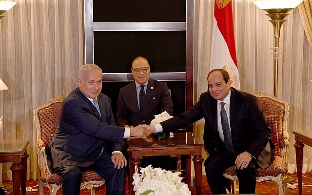 Benjamin Netanyahu serre la main du président égyptien Abdel Fatah el Sissi, le 26 septembre 2018, à la résidence égyptienne à New York (Crédit : Avi Ohayon/GPO) Benjamin Netanyahu serre la main du président égyptien Abdel Fatah el Sissi, le 26 septembre 2018, à la résidence égyptienne à New York (Crédit : Avi Ohayon/GPO)