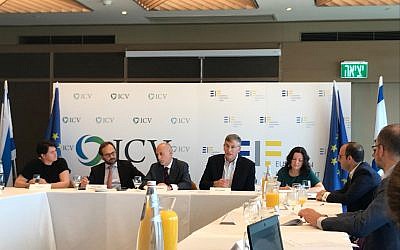 Pier Luigi Gilbert, directeur général du Fonds européen d'investissement, (au centre), avec Meir Ukeles, (à sa droite), partenaire chez Israel Cleantech Ventures lors d'une conférence de presse à Tel Aviv le 13 septembre 2018 (Shoshanna Solomon/Times of Israel)