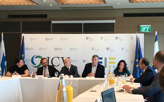 Pier Luigi Gilbert, directeur général du Fonds européen d'investissement, (au centre), avec Meir Ukeles, (à sa droite), partenaire chez Israel Cleantech Ventures lors d'une conférence de presse à Tel Aviv le 13 septembre 2018 (Shoshanna Solomon/Times of Israel) Pier Luigi Gilbert, directeur général du Fonds européen d'investissement, (au centre), avec Meir Ukeles, (à sa droite), partenaire chez Israel Cleantech Ventures lors d'une conférence de presse à Tel Aviv le 13 septembre 2018 (Shoshanna Solomon/Times of Israel)