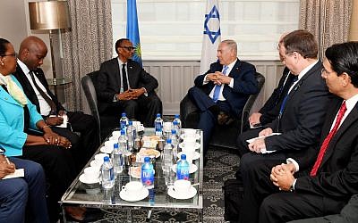 Le Premier ministre Benjamin Netanyahu, à droite, rencontre le président rwandais  Paul Kagame, à gauche, à New York, le 27 septembre 2018 (Crédit : Avi Ohayon/GPO)