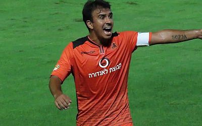 Le joueur de football né en Argentine Perdo Galvan joue pour le club Bnei Yehuda, le 19 septembre 2015 (Crédit : CC BY-SA Botend, Wikimedia Commons)