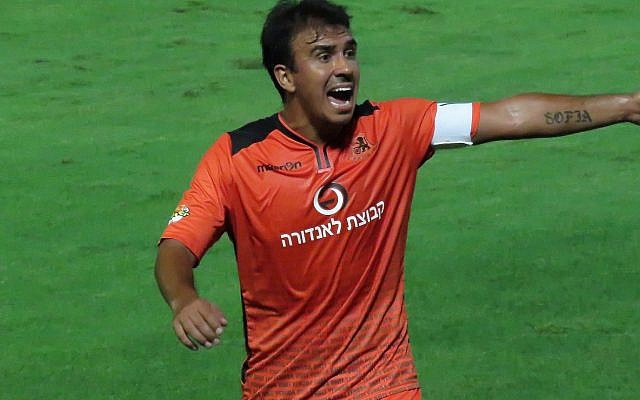 Le joueur de football né en Argentine Perdo Galvan joue pour le club Bnei Yehuda, le 19 septembre 2015 (Crédit : CC BY-SA Botend, Wikimedia Commons)