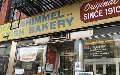 L'établissement Knish Bakery de Yonah Schimmel est l'un des rares points de repère juifs du Lower East Side de New York qui subsiste. (Crédit : Cathryn J. Prince/The Times of Israel)
