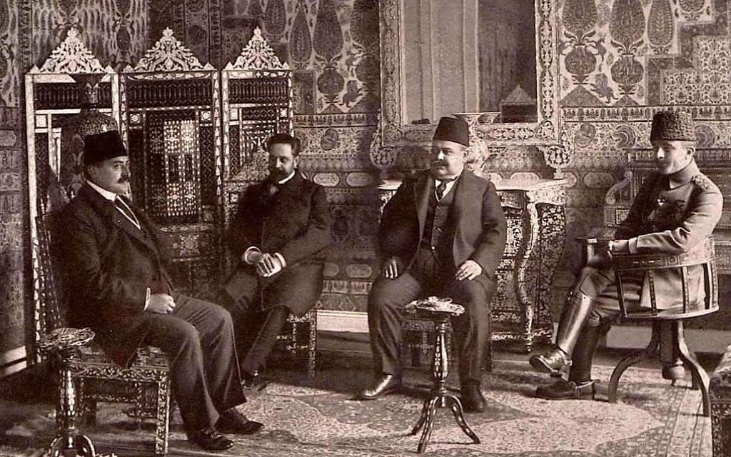 Mehmed Talaat Pasha, à gauche, avec Ismail Enver Pasha et le colonel turc Halil Sami Bey. (Crédit : autorisation university of Princeton Press)