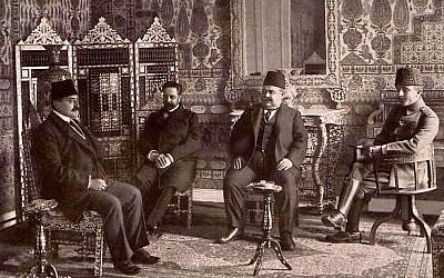 Mehmed Talaat Pasha, à gauche, avec Ismail Enver Pasha et le colonel turc Halil Sami Bey. (Crédit : autorisation university of Princeton Press) Mehmed Talaat Pasha, à gauche, avec Ismail Enver Pasha et le colonel turc Halil Sami Bey. (Crédit : autorisation university of Princeton Press)