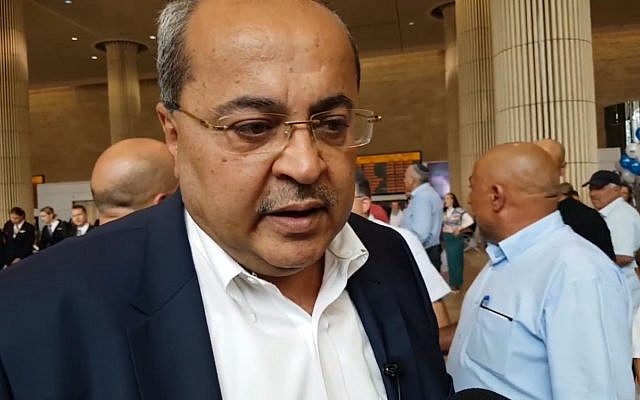 Le député Ahmad TIbi de la Liste arabe unie à l'aéroport Ben Gurion, le 3 septembre 2018 (Capture d'écran : Ynet news) Le député Ahmad TIbi de la Liste arabe unie à l'aéroport Ben Gurion, le 3 septembre 2018 (Capture d'écran : Ynet news)