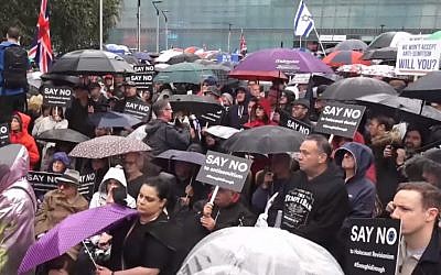 Des Juifs britanniques manifestent contre l'antisémitisme à Manchester, le 16 septembre 2018 (Capture d'écran : YouTube)