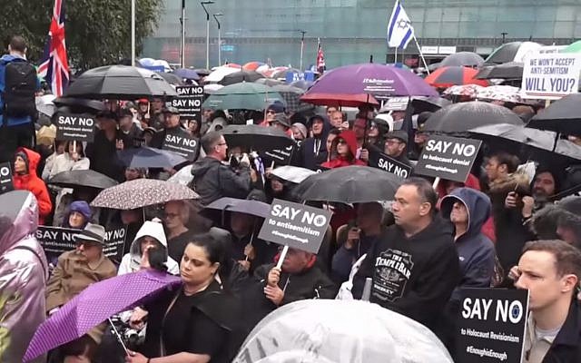 Des Juifs britanniques manifestent contre l'antisémitisme à Manchester, le 16 septembre 2018 (Capture d'écran : YouTube)