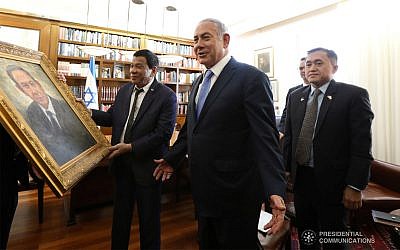 Le président des Philippines, Rodrigo Duterte, offre au Premier ministre israélien Netanyahu un tableau de lui-même avant une rencontre bilatérale entre les Philippines et Israël au bureau du Premier ministre à Jérusalem, le 3 septembre 2018. (King Rodriguez/photo présidentielle)