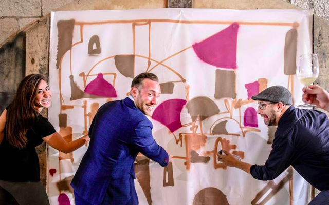 Des membres du Israel Innovation Fund, créant des œuvres d'art originales avec l'aide de l'artiste résident Solomon Souza (Avec l'aimable autorisation du TIIF) Des membres du Israel Innovation Fund, créant des œuvres d'art originales avec l'aide de l'artiste résident Solomon Souza (Avec l'aimable autorisation du TIIF)