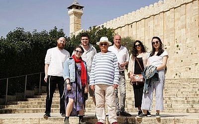 Extrait de l'émission de télévision de la BBC "Nous sommes des Juifs britanniques", [We Are British Jews], de gauche à droite : Joseph, Emma, Simon, Alan, Alan, Damon, Ella et Lilly debout sur les marches du Tombeau des Patriarches. (Lion TV/ Strahila Royachka)