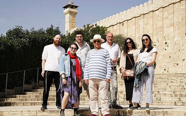 Extrait de l'émission de télévision de la BBC "Nous sommes des Juifs britanniques", [We Are British Jews], de gauche à droite : Joseph, Emma, Simon, Alan, Alan, Damon, Ella et Lilly debout sur les marches du Tombeau des Patriarches. (Lion TV/ Strahila Royachka)