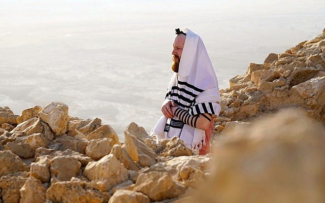 Tiré de l'émission de télévision de la BBC "Nous sommes des Juifs britanniques", [We Are British Jews], Joseph priant au sommet de Masada. (Lion TV/ Strahila Royachka)