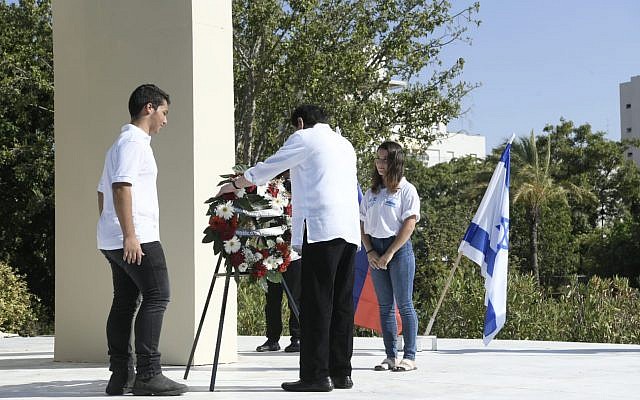 Le président philippin Rodrigo Duterte dépose un gerbe au monument Portes Ouvertes de Rishon Lezion, le 5 septembre 2018. (Crédit : Avi Ohayun/MFA)