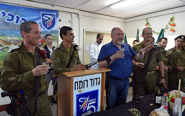 Le ministre de la Défense Avigdor Liberman (en bleu) s'exprime devant les soldats pour la nouvelle année lors d'un toast, le 9 septembre 2018 (Crédit : Ariel Hermoni/ministère de la Défense) Le ministre de la Défense Avigdor Liberman (en bleu) s'exprime devant les soldats pour la nouvelle année lors d'un toast, le 9 septembre 2018 (Crédit : Ariel Hermoni/ministère de la Défense)