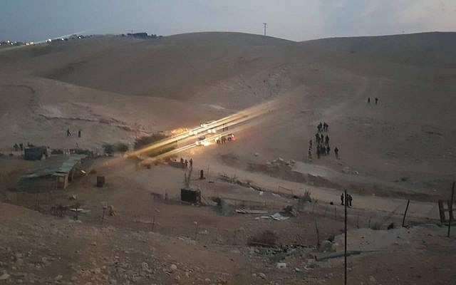 Les forces de sécurité israéliennes détruisent les conteneurs installés devant le village bédouin de Khal al-Amar, en Cisjordanie, le 13 septembre 2018. ( Crédit : COGAT)