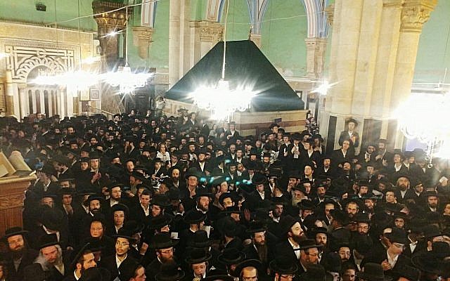 Des milliers de Juifs religieux visitent le lieu saint du Tombeau des Patriarches dans la ville de Hébron, en Cisjordanie, le 17 septembre 2018. (Armée israélienne) Des milliers de Juifs religieux visitent le lieu saint du Tombeau des Patriarches dans la ville de Hébron, en Cisjordanie, le 17 septembre 2018. (Armée israélienne)