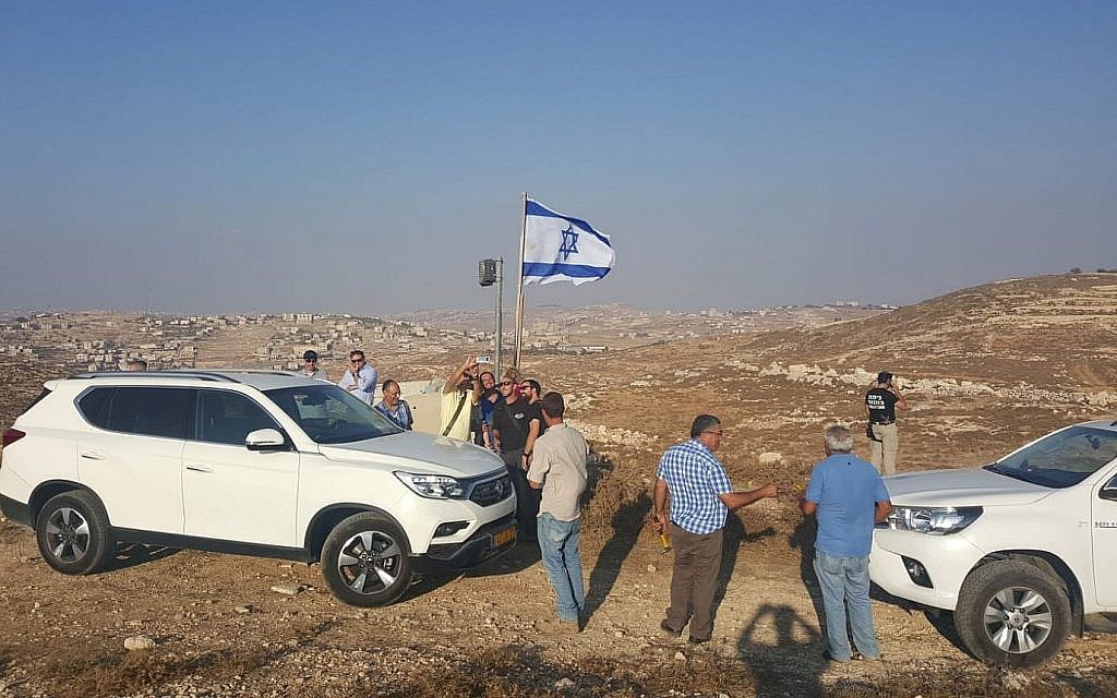 Des habitants d'implantations israéliens arrivent sur la colline d'Eitam, à proximité d'Efrat, pour établir un nouveau quartier suite au meurtre d'Ari Fuld, le 17 septembre 2018 (Crédit :Eliyahiv Kamchi) Des habitants d'implantations israéliens arrivent sur la colline d'Eitam, à proximité d'Efrat, pour établir un nouveau quartier suite au meurtre d'Ari Fuld, le 17 septembre 2018 (Crédit :Eliyahiv Kamchi)