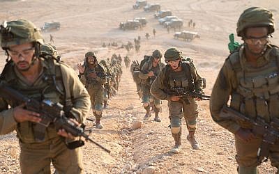 Des parachutistes participent à un exercice de simulation de la guerre avec l'organisation terroriste libanaise du Hezbollah, en septembre 2018. (Armée israélienne)