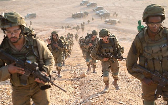 Des parachutistes participent à un exercice de simulation de la guerre avec l'organisation terroriste libanaise du Hezbollah, en septembre 2018. (Armée israélienne)