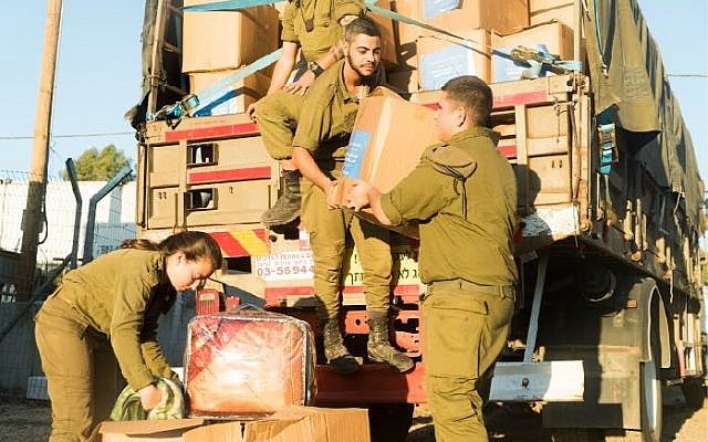 Les soldats israéliens mettent un terme à l'opération "Bon voisin" qui a aidé des milliers de Syriens après que le dictateur syrien Bashar al-Assad a repris le contrôle du secteur bordant le plateau du Golan (Crédit : Armée israélienne) Les soldats israéliens mettent un terme à l'opération "Bon voisin" qui a aidé des milliers de Syriens après que le dictateur syrien Bashar al-Assad a repris le contrôle du secteur bordant le plateau du Golan (Crédit : Armée israélienne)