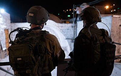 Des soldats israéliens assurent la sécurité alors que des milliers de Juifs religieux visitent le lieu saint du Tombeau de Joseph à Naplouse, en Cisjordanie, le 17 septembre 2018. (Armée israélienne)