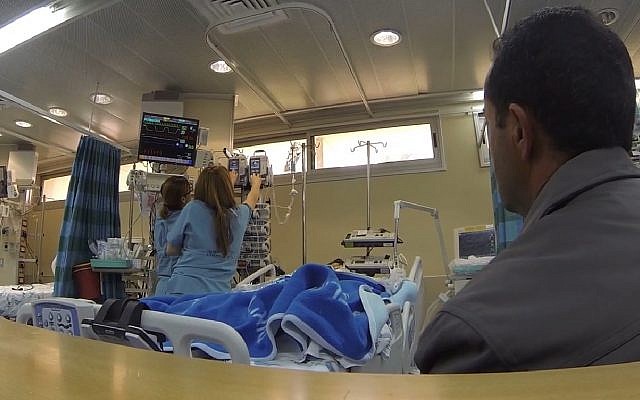 Photo d'Illustration: Un père attend alors que le personnel de l'hôpital s'occupe de son enfant amené en Israël pour une opération du coeur vitale grâce à l'ONG Shevet Achim NGO. (Capture d'écran : Vimeo)