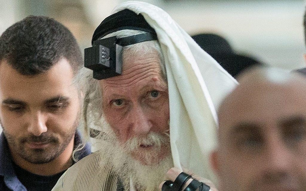 Le rabbin Eliezer Berland se couvre de son talit (châle de prière) au tribunal de première instance de Jérusalem, alors qu'il est jugé pour agression sexuelle, le 17 novembre 2016. (Yonatan Sindel/ Flash90) Le rabbin Eliezer Berland se couvre de son talit (châle de prière) au tribunal de première instance de Jérusalem, alors qu'il est jugé pour agression sexuelle, le 17 novembre 2016. (Yonatan Sindel/ Flash90)