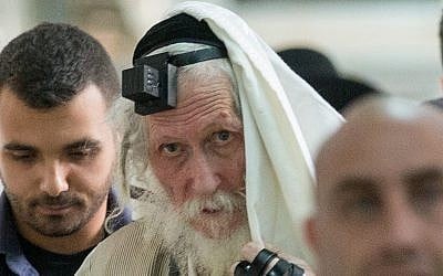 Le rabbin Eliezer Berland se couvre de son talit (châle de prière) au tribunal de première instance de Jérusalem, alors qu'il est jugé pour agression sexuelle, le 17 novembre 2016. (Yonatan Sindel/ Flash90) Le rabbin Eliezer Berland se couvre de son talit (châle de prière) au tribunal de première instance de Jérusalem, alors qu'il est jugé pour agression sexuelle, le 17 novembre 2016. (Yonatan Sindel/ Flash90)