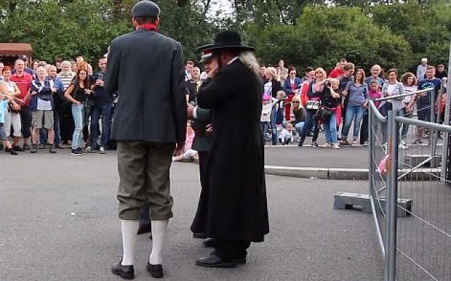 Un spectacle de rue municipal organisé à Prague le 2 septembre 2018, célébrant la nation tchèque avec un sketch qui se serait moqué d'un Juif orthodoxe en utilisant des stéréotypes antisémites (Capture d'écran /Facebook) Un spectacle de rue municipal organisé à Prague le 2 septembre 2018, célébrant la nation tchèque avec un sketch qui se serait moqué d'un Juif orthodoxe en utilisant des stéréotypes antisémites (Capture d'écran /Facebook)