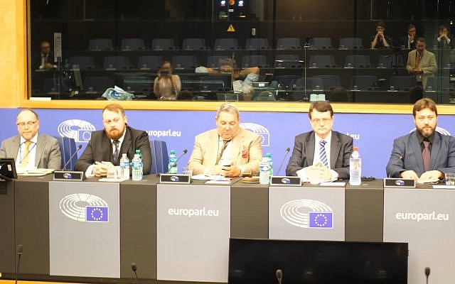 Mark Meechan (2e à gauche), qui a appris à un chien à faire le salut nazi, intervient lors d'une conférence de l'UKIP au Parlement européen. (Capture d'écran : YouTube)