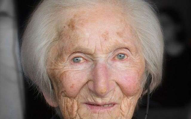 Hedi Fried, la survivante qui manifeste face aux néo-nazis suédois à 94 ans (Crédit: Wimimedia Commins/Frankie Fouganthin)