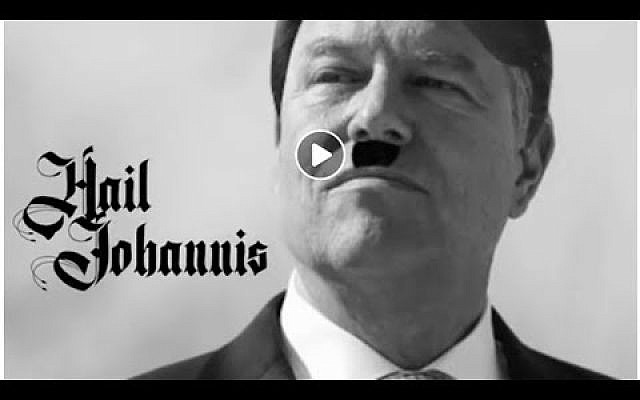 Capture d'écran d'une séquence vidéo montrant le président roumanien Klaus Iohannis grimé en Hitler. (Crédit : Facebook)