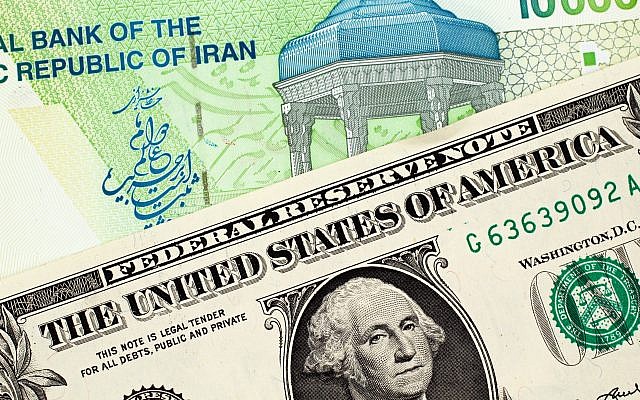 Un billet de banque iranien et un dollar américain. (Crédit : iStock)