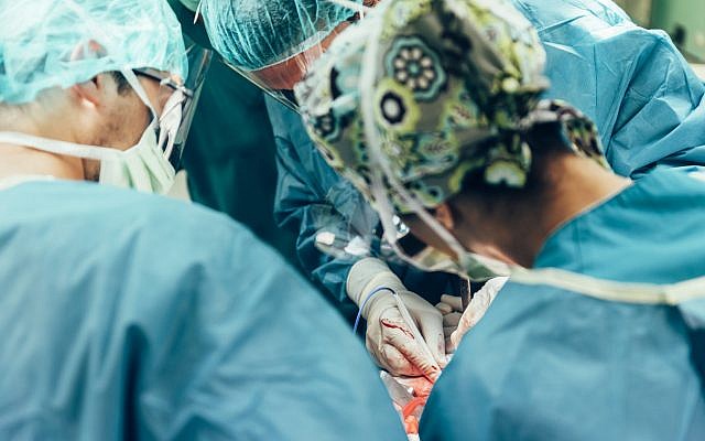 Photo d'illustration.. Une équipe de chirurgiens lors d'une opération dans un hôpital. (Crédit : IStock)