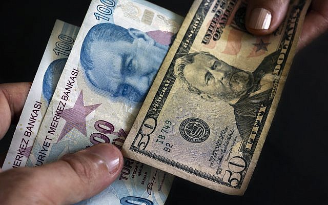 IIlustration : échanger des livres turques contre des dollars américains. (Crédit : iStock)
