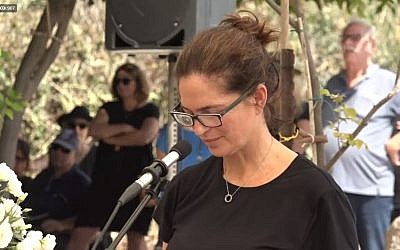 Iris Nesher, la mère d'Ari Nesher, tué dans un accident suivi d'un délit de fuite à Tel Aviv, s'exprime lors de ses funérailles, le 30 septembre 2018 (Capture d'écran : Facebook)