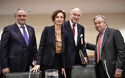 De gauche à droite : Le directeur du Congrès juif mondial et vice-président exécutif Robert Singer, Ula directrice générale de l'UNESCO  Audrey Azoulay, le président du Congrès juif mondial Ronald S. Lauder, et le secrétaire général des Nations unies Antonio Guterres., au centre (Crédit :  Shahar Azran).