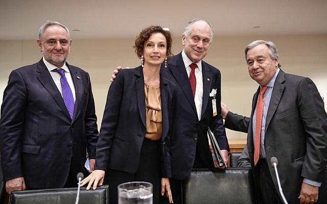 De gauche à droite : Le directeur du Congrès juif mondial et vice-président exécutif Robert Singer, Ula directrice générale de l'UNESCO Audrey Azoulay, le président du Congrès juif mondial Ronald S. Lauder, et le secrétaire général des Nations unies Antonio Guterres., au centre (Crédit : Shahar Azran). De gauche à droite : Le directeur du Congrès juif mondial et vice-président exécutif Robert Singer, Ula directrice générale de l'UNESCO Audrey Azoulay, le président du Congrès juif mondial Ronald S. Lauder, et le secrétaire général des Nations unies Antonio Guterres., au centre (Crédit : Shahar Azran).