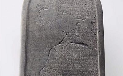 La stèle de Mesha, trouvée en Jordanie comprend des passages proches de cuex du récit biblique (Crédit: capture d'écran Collège de France)