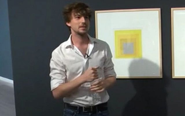 Oran Hoffman au musée d'art de Tel Aviv (Crédit: capture d'écran tel Aviv Museum of Art/Vimeo)