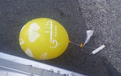 Un ballon suspect trouvé en Cisjordanie, dans l'implantation de Beit Horon, le 16 septembre 2018 (Crédit : Police israélienne)