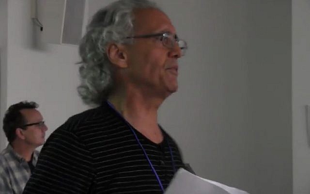 Franck Romano, lors d'une conférence donnée en 2017, intitulée “Radicalize the Streets for Peace in Israel & Palestine” (Crédit: capture d'écran Youtube/Franck Romano) Franck Romano, lors d'une conférence donnée en 2017, intitulée “Radicalize the Streets for Peace in Israel & Palestine” (Crédit: capture d'écran Youtube/Franck Romano)