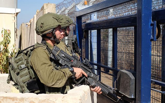 Des soldats israéliens gardent le passage de Quneitra à la frontière syrienne avec le plateau du Golan le 27 septembre 2018. (Judah Ari Gross/Times of Israel) Des soldats israéliens gardent le passage de Quneitra à la frontière syrienne avec le plateau du Golan le 27 septembre 2018. (Judah Ari Gross/Times of Israel)