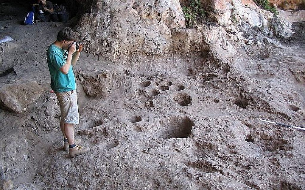La grotte de Raqefet où une brasserie de 13 000 ans a a été découverte, août 2018 (Crédit : Dani Nadel, Université de Haïfa)