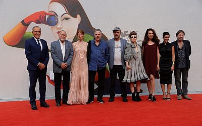 Certains des acteurs du nouveau film d'Amos Gitaï , 'A Tramway in Jerusalem,' avec notamment Yuval Sherf (troisième à gauche) et Yael Abecassis (troisième à droite) à Venise, le 3 septembre 2018 (Autorisation :  Awakening)