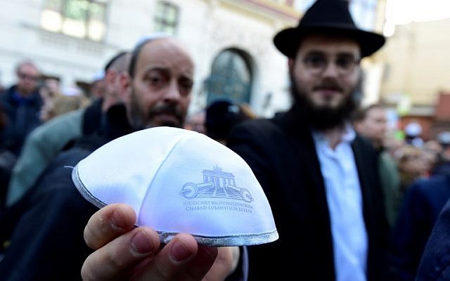 Photo d'illustration : Un homme montre une kippa pendant l'événement "Berlin porte une kippa" qui a attiré plus de 2000 Juifs et non-Juifs en signe de solidarité à Berlin, le 25 avril 2018 (Crédit : AFP/Tobias Schwartz) Photo d'illustration : Un homme montre une kippa pendant l'événement "Berlin porte une kippa" qui a attiré plus de 2000 Juifs et non-Juifs en signe de solidarité à Berlin, le 25 avril 2018 (Crédit : AFP/Tobias Schwartz)