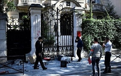 Des ordinateurs jonchent le trottoir devant l'ambassade d'Iran à Paris, le 14 septembre 2018. (Crédit : AFP / STEPHANE DE SAKUTIN)