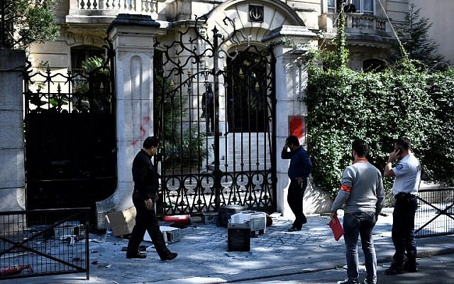 Des ordinateurs jonchent le trottoir devant l'ambassade d'Iran à Paris, le 14 septembre 2018. (Crédit : AFP / STEPHANE DE SAKUTIN) Des ordinateurs jonchent le trottoir devant l'ambassade d'Iran à Paris, le 14 septembre 2018. (Crédit : AFP / STEPHANE DE SAKUTIN)